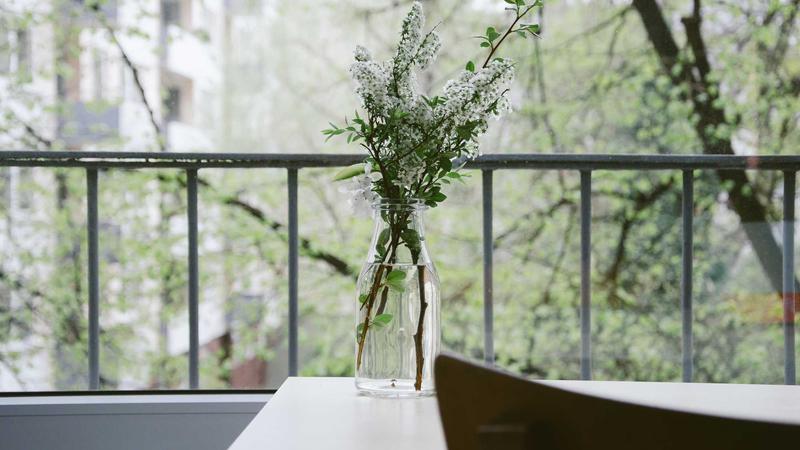 蜜桃影视团队在工作室中讨论内容创作